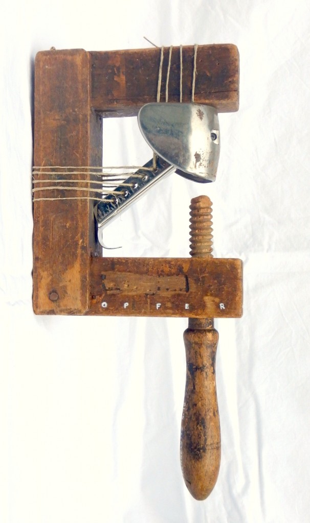 Opfer und Täter, Holz, Metall, Paketschnur, Acryl B4H27T13cm, April 2018