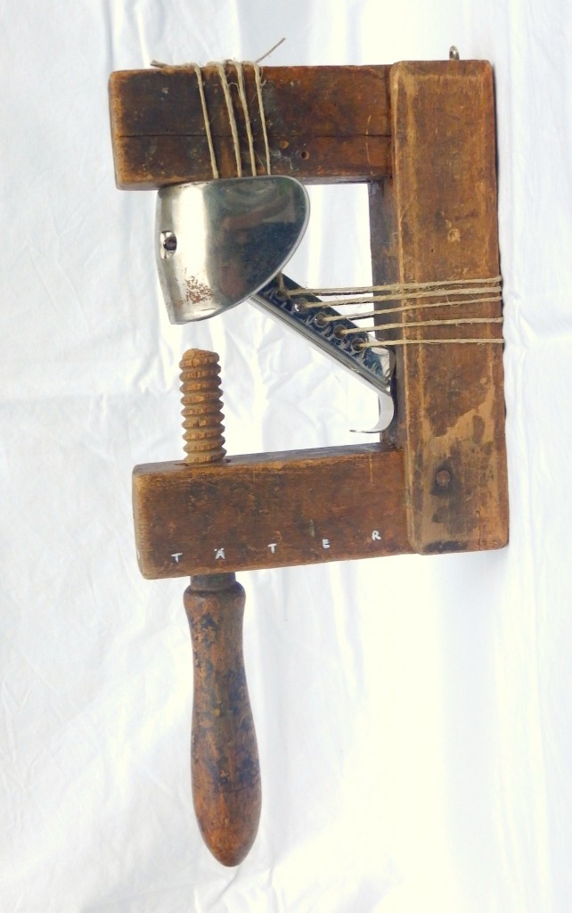 Opfer und Täter, Holz, Metall, Paketschnur, Acryl B4H27T13cm, April 2018