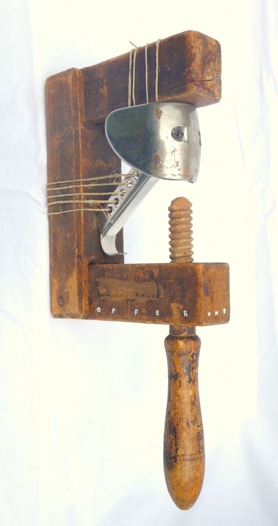 Opfer und Täter, Holz, Metall, Paketschnur, Acryl B4H27T13cm, April 2018