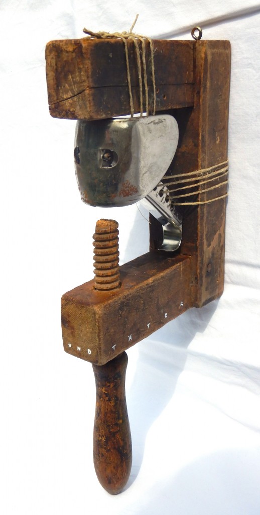 Opfer und Täter, Holz, Metall, Paketschnur, Acryl B4H27T13cm, April 2018