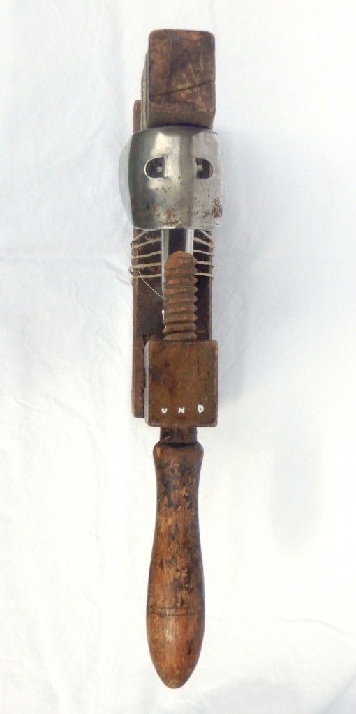 Opfer und Täter, Holz, Metall, Paketschnur, Acryl B4H27T13cm, April 2018