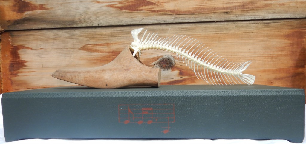 Als Original geboren, als Kopie gestorben, Holz, Fischknochen, Leinen, Acryl, B44H20T19cm, April 2018