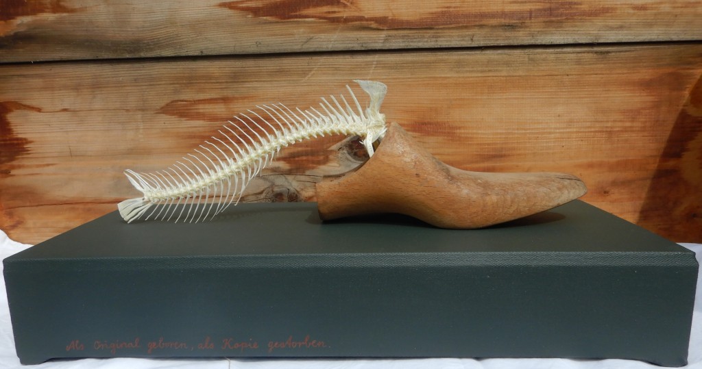 Als Original geboren, als Kopie gestorben, Holz, Fischknochen, Leinen, Acryl, B44H20T19cm, April 2018