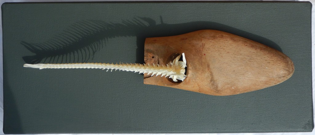 Als Original geboren, als Kopie gestorben, Holz, Fischknochen, Leinen, Acryl, B44H20T19cm, April 2018