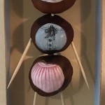 "Kastanienbäbi", Acryl auf Kastanien, Zahnstocher, Kartonschachtel, H15B6,5cm