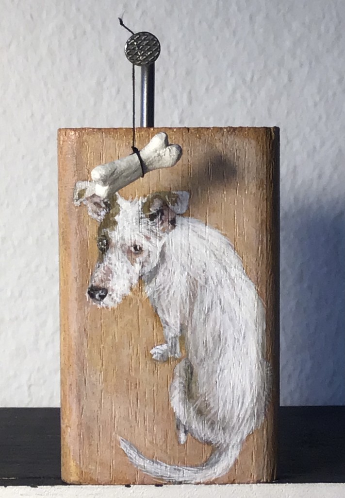 mit kleinem Knochen (Modelliermasse)