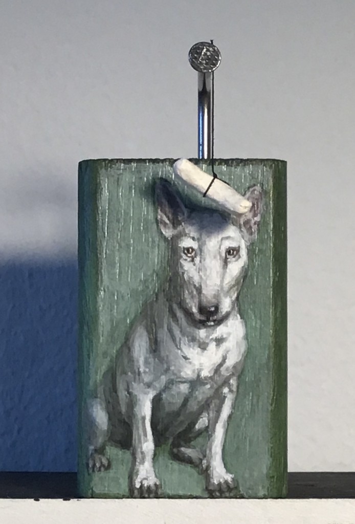 mit kleinem Knochen (Modelliermasse)
